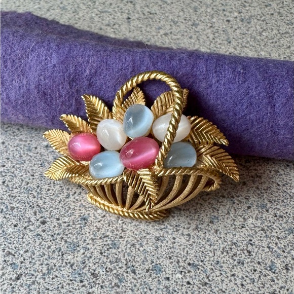 Crown Trifari vintage 1960s jelly belly lucite Easter brooch Alfred Philippe 50s - Picture 7 of 15